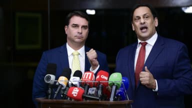 Senador Flávio Bolsonaro concede entrevista coletiva ao lado do advogado Frederick Wassef, foto de arquivo de 2021