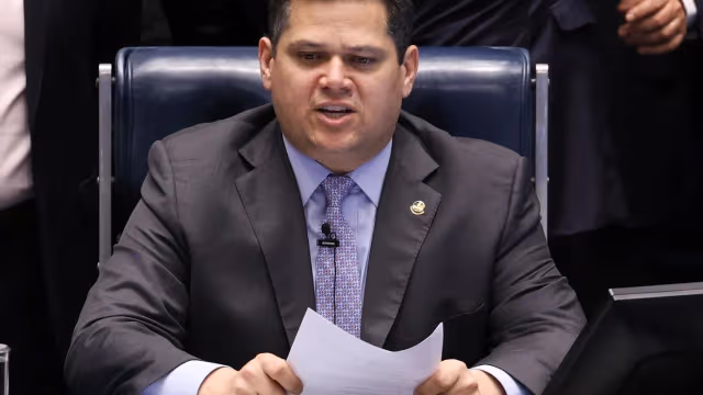 O presidente do Senado, Davi Alcolumbre, discursa durante sessão no plenário