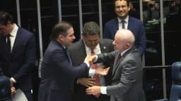 Lula cumprimenta parlamentares em cerimônia na Câmara dos Deputados (imagem de arquivo)