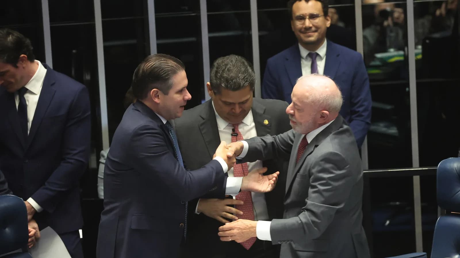 Lula cumprimenta parlamentares em cerimônia na Câmara dos Deputados (imagem de arquivo)