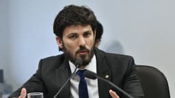 Marcelo Aro fala ao microfone durante audiência em comissão da Câmara dos Deputados (foto de arquivo)