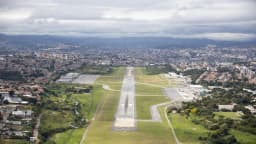Vista aérea do Aeroporto da Pampulha, em Belo Horizonte, com pista e cidade ao fundo