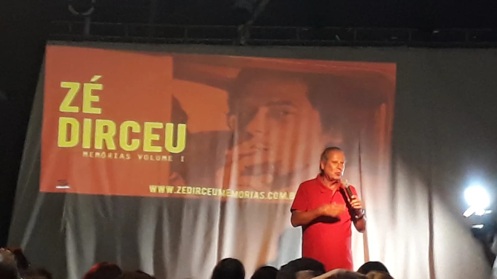 José Dirceu discursa ao microfone em evento de lançamento de livro