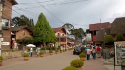 Rua principal de Monte Verde, distrito de Camanducaia (MG), com casas de estilo alpino e turistas caminhando