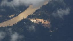 Vista aérea de rio contaminado por garimpo ilegal na Terra Indígena Yanomami, em Roraima; foto de contexto sobre mineração ilegal em terras indígenas