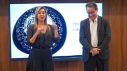Augusto Cury durante palestra sobre qualidade de vida, ao lado de uma apresentadora