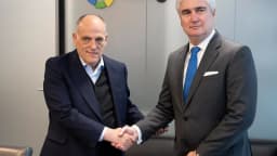 O embaixador Orlando Leite Ribeiro cumprimenta o presidente da La Liga, Javier Tebas, em Madri