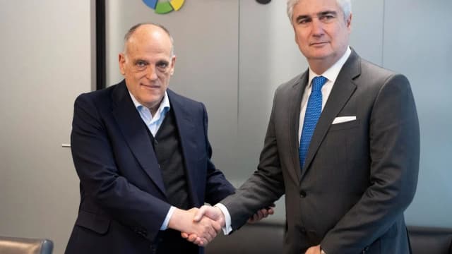 O embaixador Orlando Leite Ribeiro cumprimenta o presidente da La Liga, Javier Tebas, em Madri