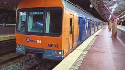 Trem do MetrôBH parado na plataforma de uma estação em Belo Horizonte