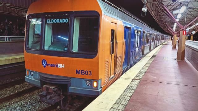 Trem do MetrôBH parado na plataforma de uma estação em Belo Horizonte