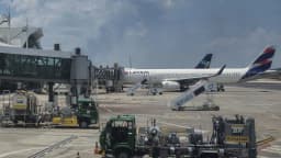 Caminhão da Petrobras abastece aeronave em pátio de aeroporto