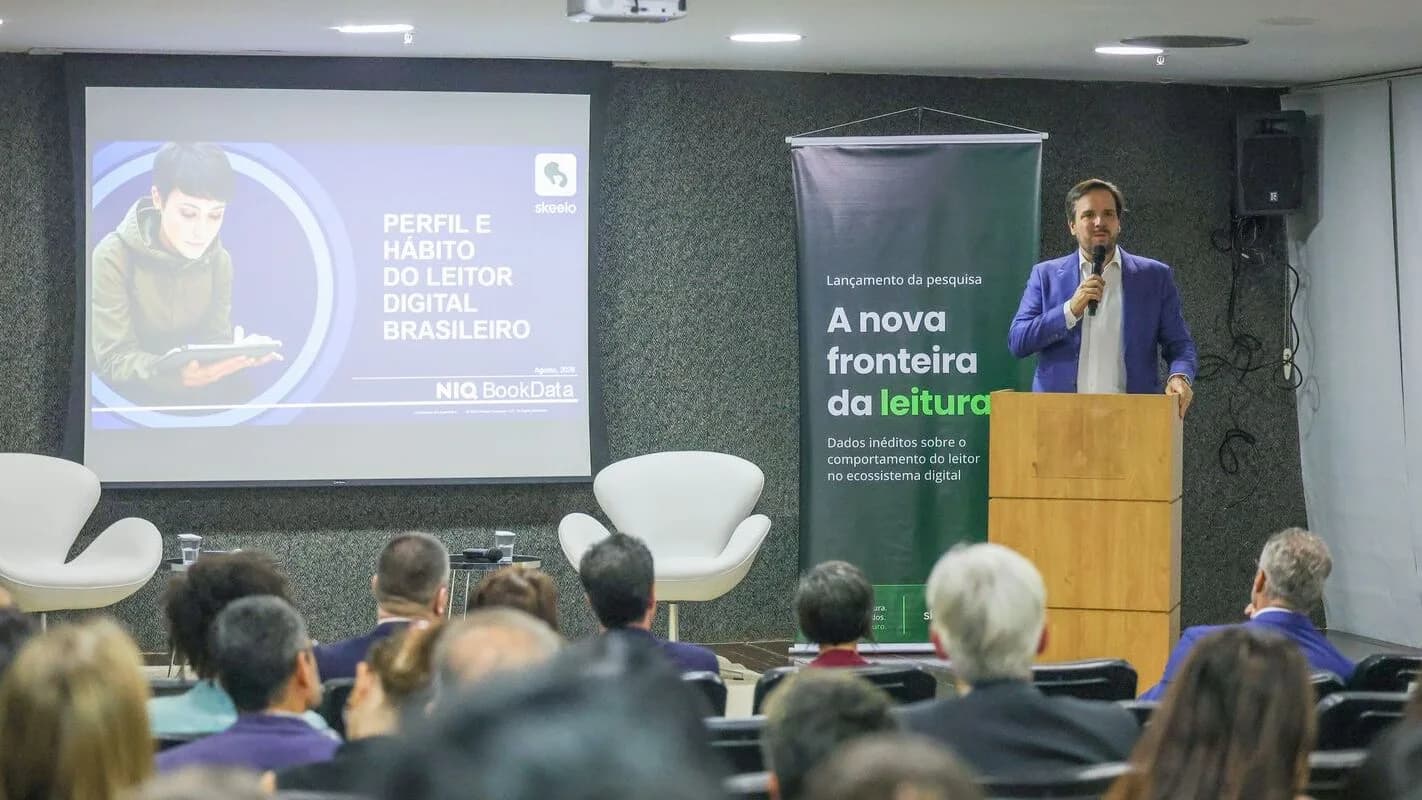 Apresentação de pesquisa sobre comportamento digital do consumidor brasileiro