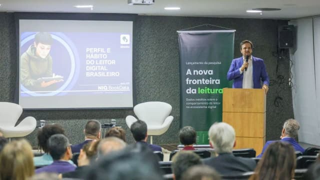 Apresentação de pesquisa sobre comportamento digital do consumidor brasileiro