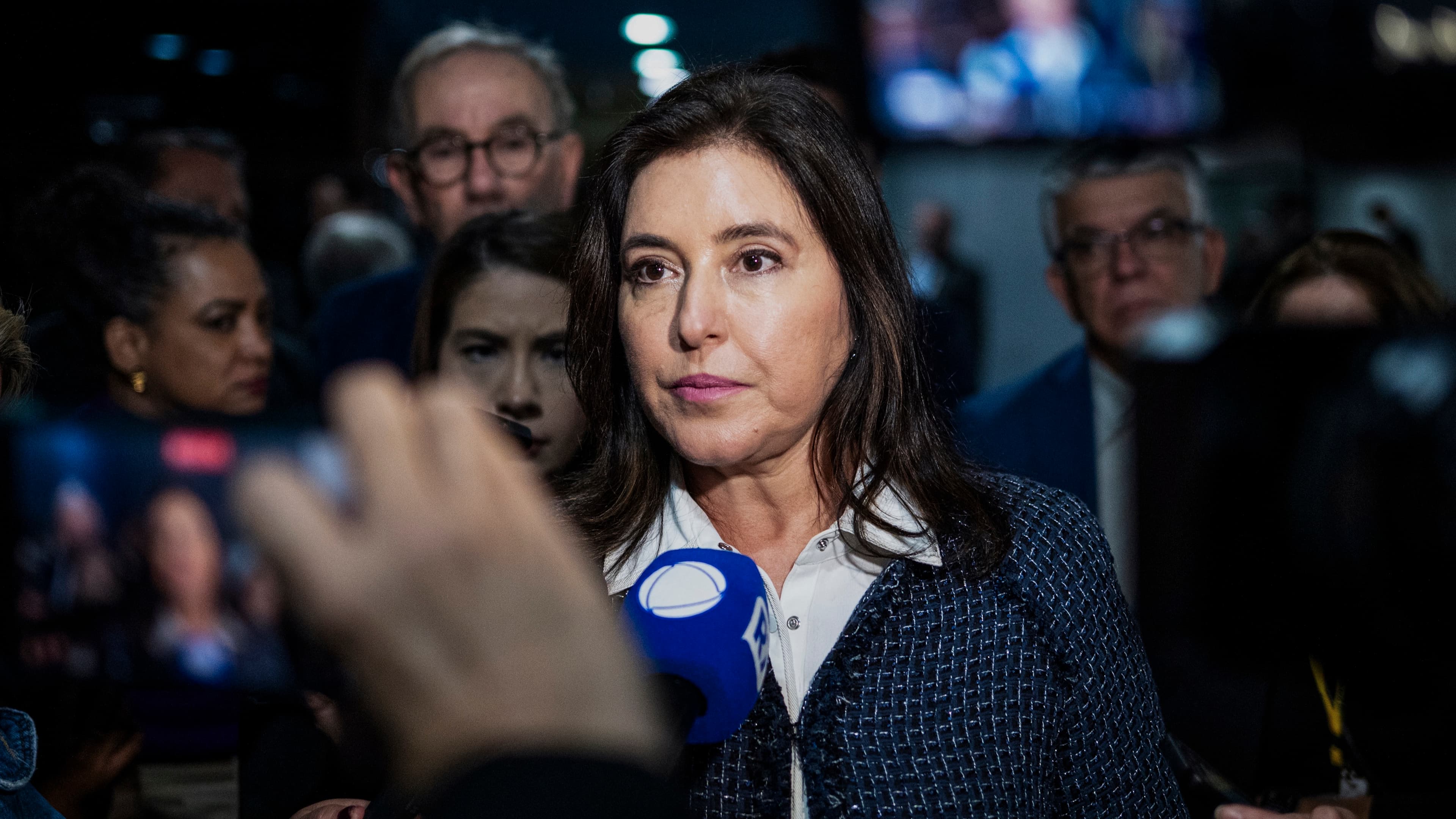 Simone Tebet concede entrevista a jornalistas, cercada de microfones, em foto de arquivo