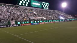 Torcida da Chapecoense com bandeiras no estádio Atanasio Girardot durante a Recopa Sul-Americana de 2017