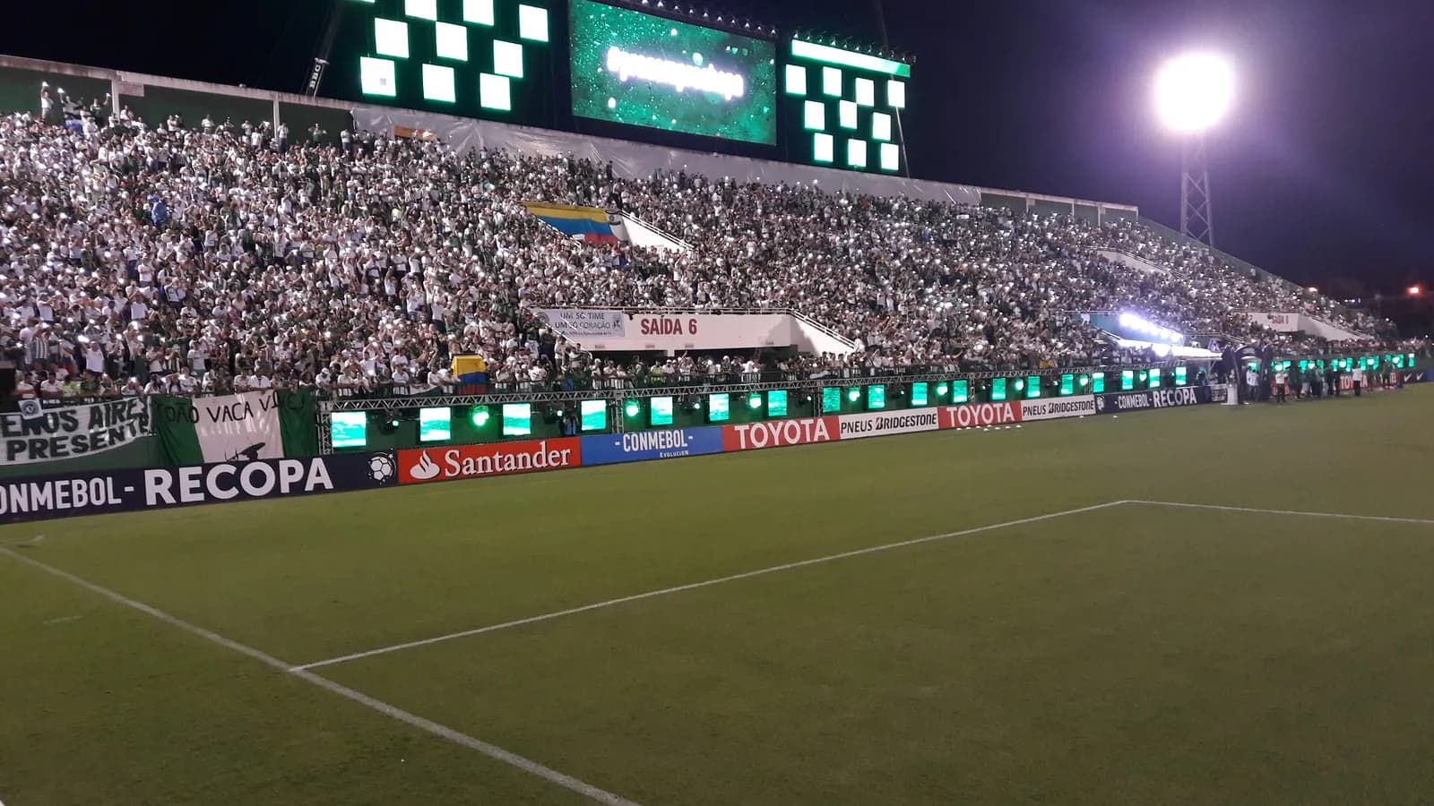 Torcida da Chapecoense com bandeiras no estádio Atanasio Girardot durante a Recopa Sul-Americana de 2017