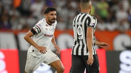 Jogador do Fluminense corre em direção à bola durante o clássico contra o Botafogo no Nilton Santos