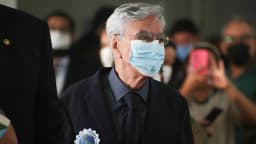 Caetano Veloso em ato na Câmara dos Deputados, usando máscara