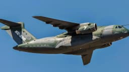 Avião C-390 Millennium, da Embraer, em voo contra o céu azul