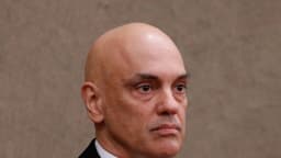 O ministro Alexandre de Moraes, do STF, com toga e expressão séria durante sessão