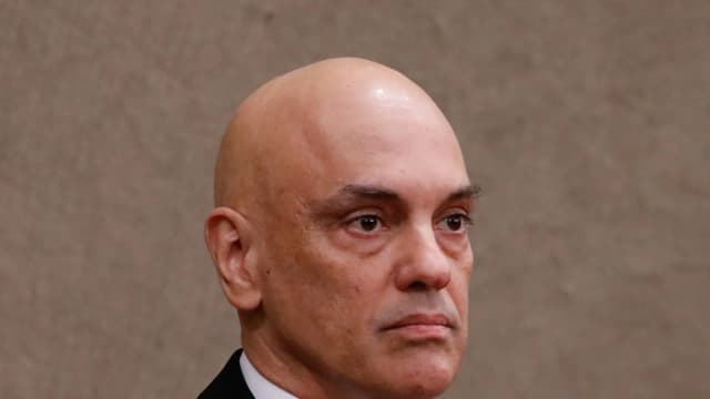 O ministro Alexandre de Moraes, do STF, com toga e expressão séria durante sessão