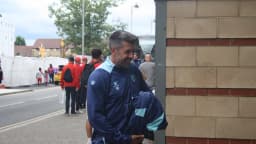 Paulo Pezzolano caminha ao lado de uma rua usando agasalho esportivo azul em foto de arquivo