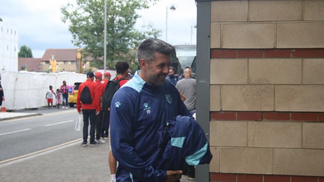 Paulo Pezzolano caminha ao lado de uma rua usando agasalho esportivo azul em foto de arquivo