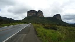Rodovia BR-242 cortando a paisagem de serras da Chapada Diamantina, na Bahia