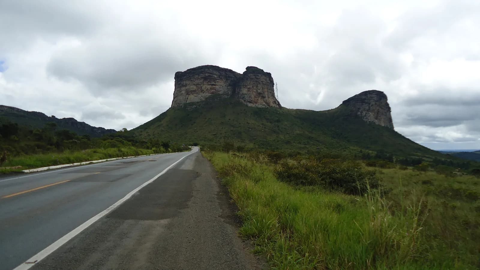 Rodovia BR-242 cortando a paisagem de serras da Chapada Diamantina, na Bahia