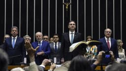 Cerimônia de posse presidencial no Congresso Nacional, com autoridades em plenário