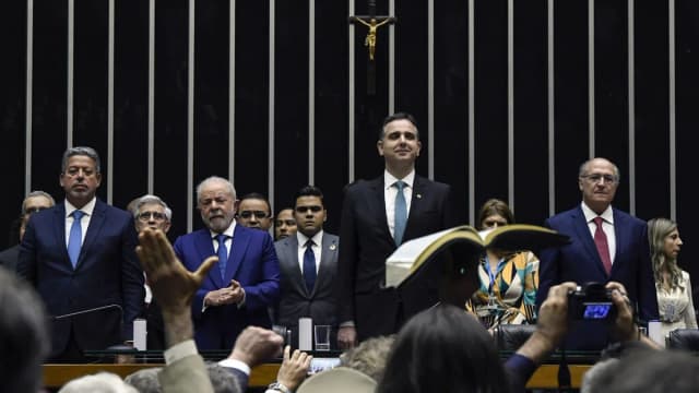 Cerimônia de posse presidencial no Congresso Nacional, com autoridades em plenário