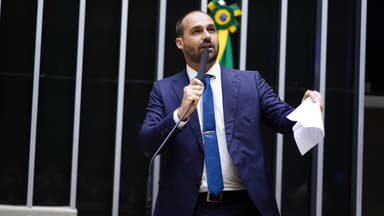 Em foto de arquivo de 2023, o então deputado Eduardo Bolsonaro discursa na tribuna da Câmara dos Deputados, com microfone na mão e papéis na outra