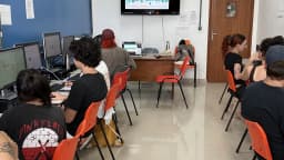 Estudantes usam computadores em sala de aula (foto ilustrativa)