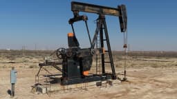 Bomba de extração de petróleo em campo terrestre no Permian Basin