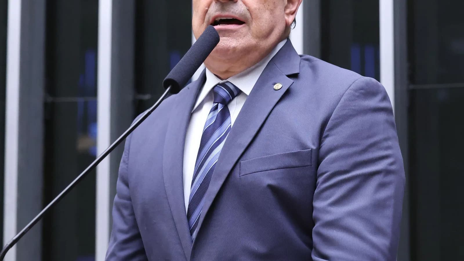 Domingos Sávio, candidato ao Senado por Minas, discursa na tribuna da Câmara dos Deputados