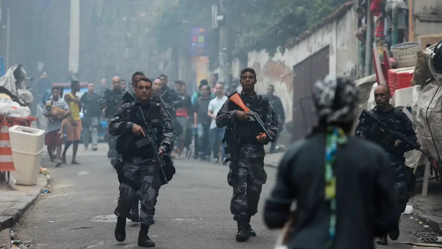Policiais em operação em comunidade no Rio de Janeiro
