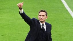 Frank Lampard, técnico do Coventry City, acena para a torcida em campo, foto de arquivo