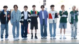 Os integrantes do Stray Kids no aeroporto de Incheon, na Coreia do Sul