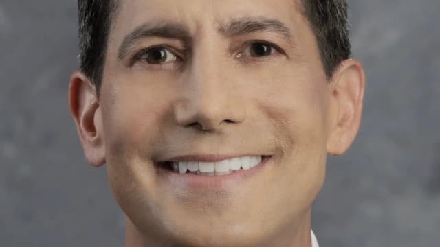 Retrato oficial de Kevin Warsh, presidente do Federal Reserve