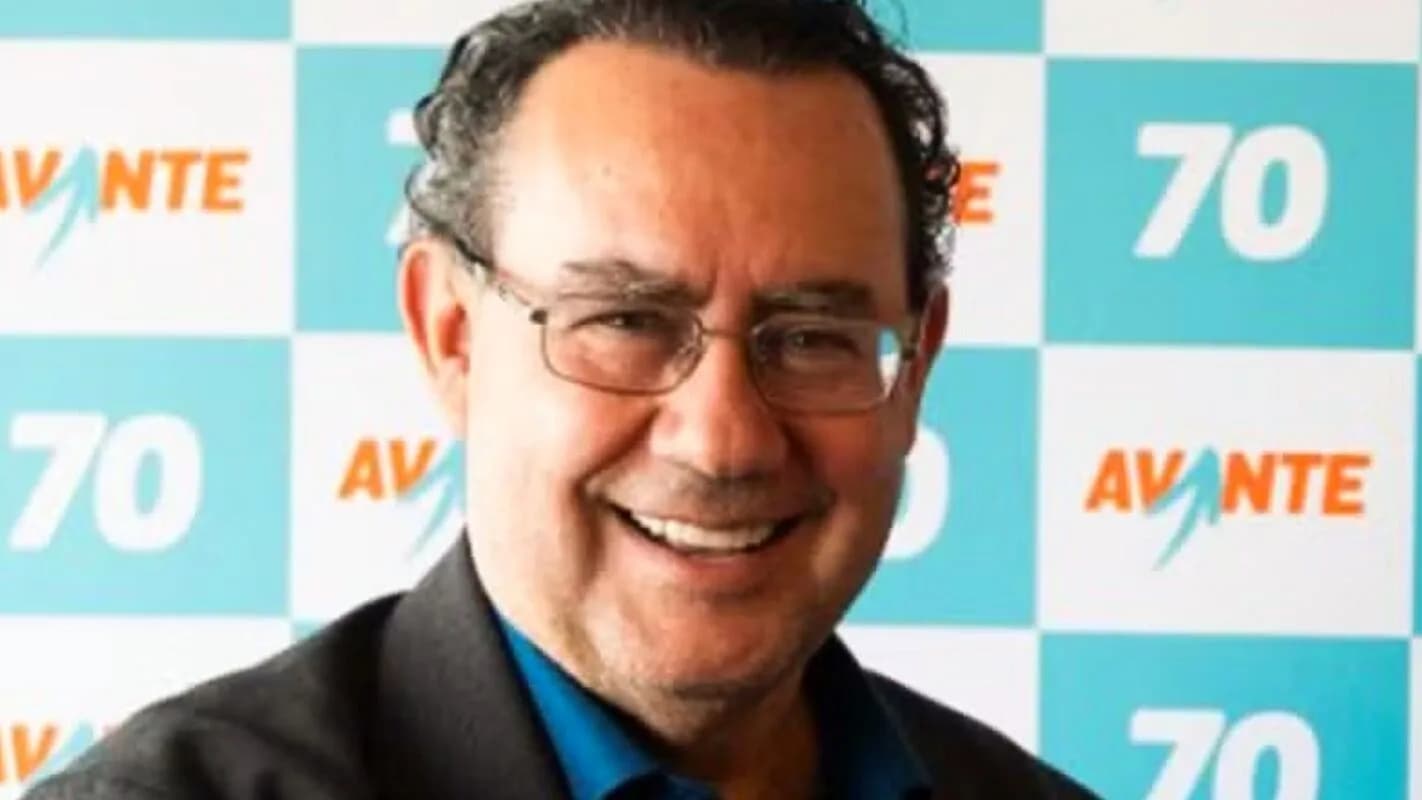 Augusto Cury sorri em evento de oficialização de sua candidatura à Presidência pelo Avante