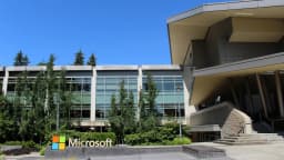 Fachada do prédio 92 do campus da Microsoft em Redmond, nos Estados Unidos