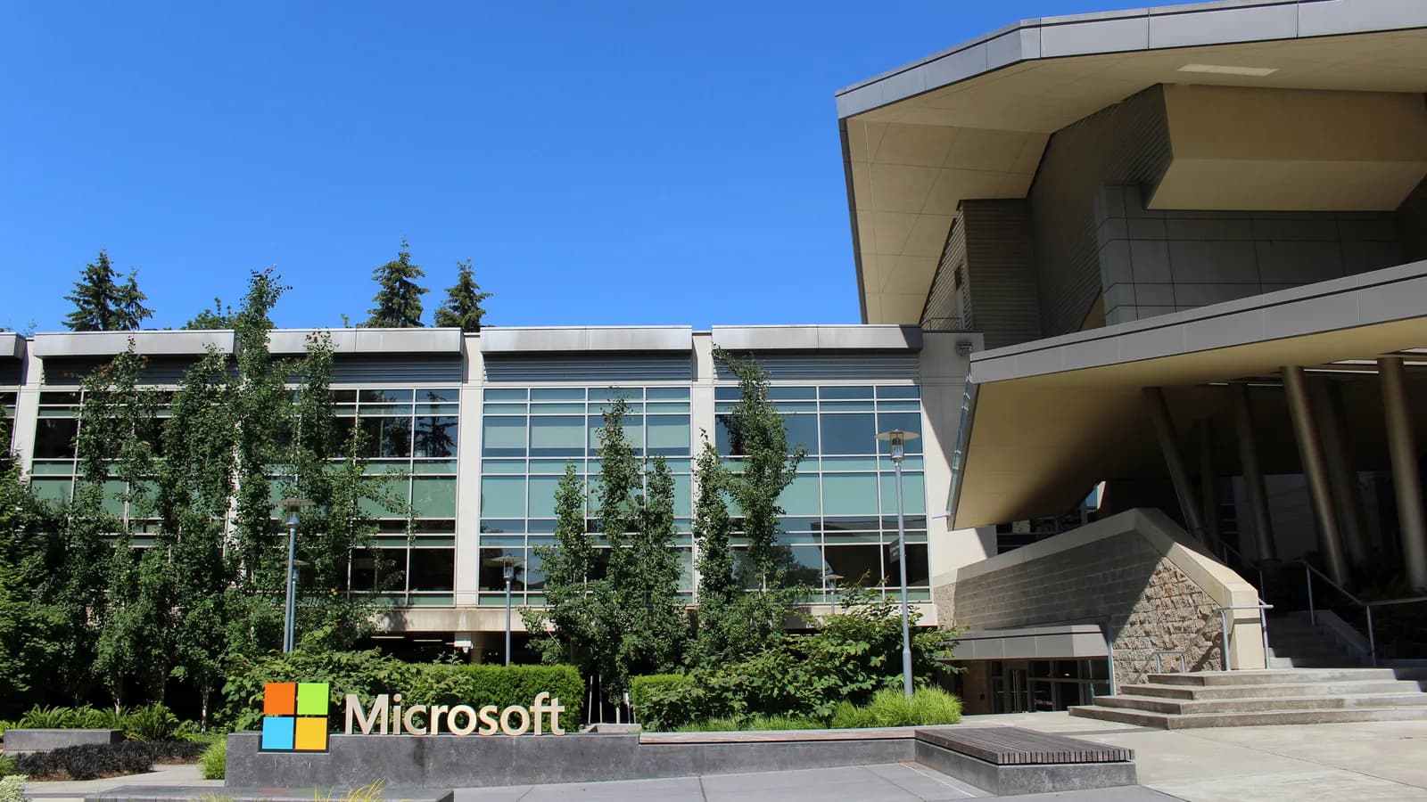 Fachada do prédio 92 do campus da Microsoft em Redmond, nos Estados Unidos