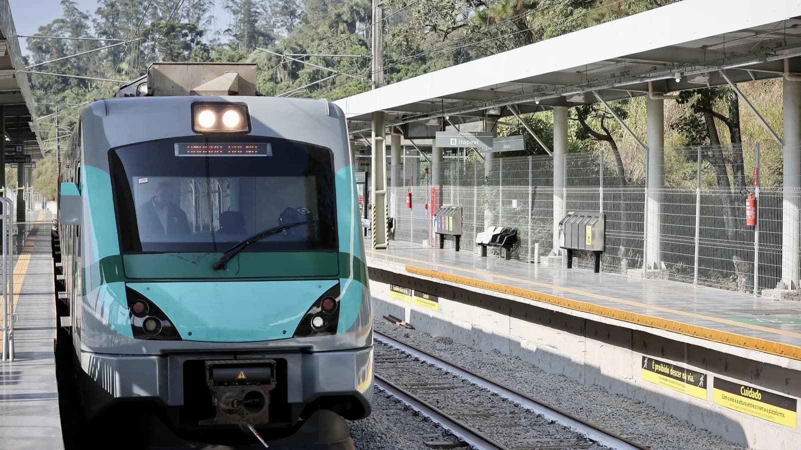 Trem da Linha 8-Diamante na plataforma da estação Ambuitá