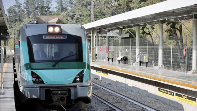 Trem da Linha 8-Diamante na plataforma da estação Ambuitá