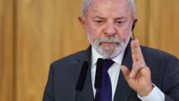 Lula gesticula durante entrevista coletiva, com as mãos à altura do rosto