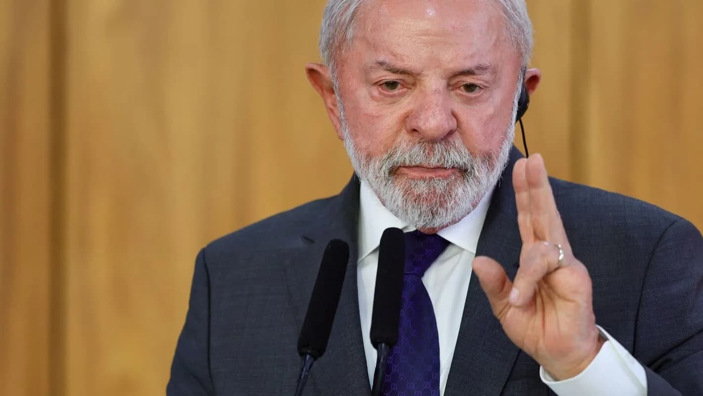 Lula gesticula durante entrevista coletiva, com as mãos à altura do rosto