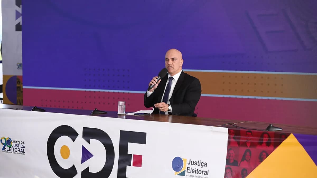 Alexandre de Moraes fala ao microfone em coletiva no Tribunal Superior Eleitoral, em foto de arquivo.