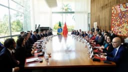 Lula e Xi Jinping em reunião bilateral com delegações do Brasil e da China