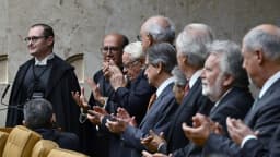 Ministro Cristiano Zanin durante sessão no STF, foto de arquivo de sua posse em 2023