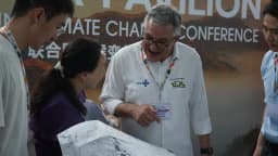 Ministro da Saúde, Alexandre Padilha, de camisa do SUS, em evento oficial